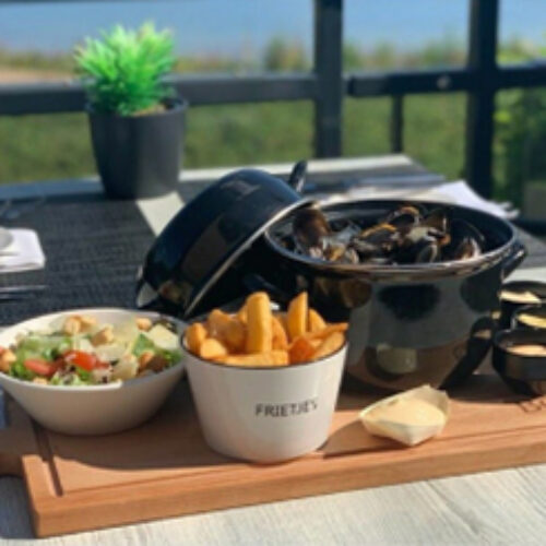 Portie mosselen met een salade, friet, remouladesaus en cocktailsaus